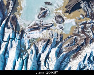 Vue aérienne par drone de textures glaciaires particulières formées dans le glacier Svinafellsjokull suite au réchauffement climatique, Islande, régions polaires Banque D'Images