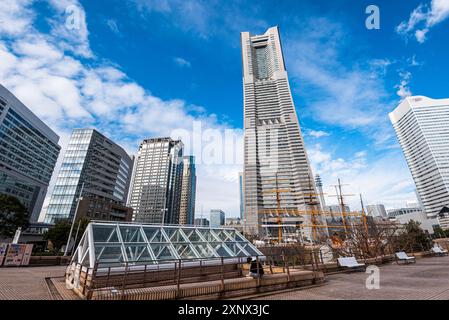 Tour de repère de Yokohama et gratte-ciel environnants contre un ciel bleu, Yokohama, Honshu, Japon, Asie Banque D'Images