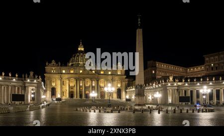 Vue nocturne de la place Saint-Pierre dans la Cité du Vatican, l'enclave papale à Rome, avec l'obélisque du Vatican, un obélisque égyptien antique, UNESCO, Rome Banque D'Images