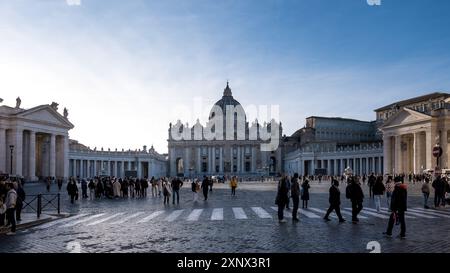 Vue de : place Pierre, Cité du Vatican, UNESCO, l'enclave papale, vue de via della Conciliazione (route de la conciliation), une artère dans le Rione de Borgo à Rome, Latium, Italie Banque D'Images