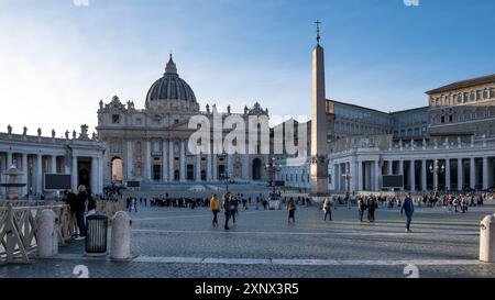 Présentez la place Pierre à la Cité du Vatican, l'enclave papale à Rome, avec l'obélisque emblématique du Vatican en son centre, et la basilique Pierre en arrière-plan, UNESCO, Rome, Latium, Italie Banque D'Images