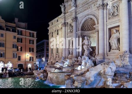 La fontaine de Trevi, une fontaine du XVIIIe siècle, la plus grande fontaine baroque de la ville, site du patrimoine mondial de l'UNESCO, quartier de Trevi, Rome, Latium, Italie Banque D'Images