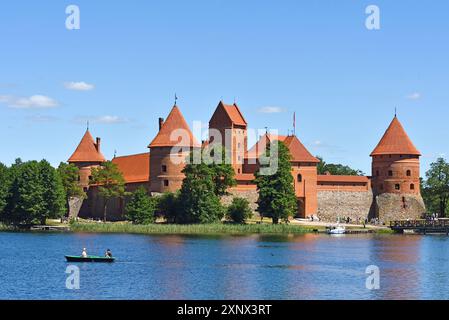 Château de Trakai sur une île dans le lac Galve, Lituanie, Europe Banque D'Images