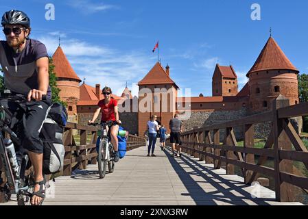 Pont en bois menant au château de Trakai sur une île du lac Galve, Lituanie, Europe Banque D'Images