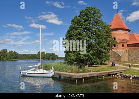 Château de Trakai sur une île dans le lac Galve, Lituanie, Europe Banque D'Images