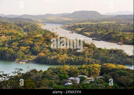 Tour de guet du Gamboa Resort situé au confluent de la rivière Chagres et du canal, République de Panama, Amérique centrale Banque D'Images