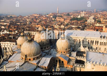 Dômes de la basilique Saint-Marc, Venise, site du patrimoine mondial de l'UNESCO, région de Vénétie, Italie, Europe Banque D'Images