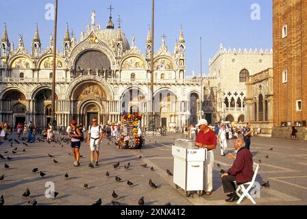 Place de la basilique Saint-Marc, Venise, site du patrimoine mondial de l'UNESCO, région de Vénétie, Italie, Europe Banque D'Images