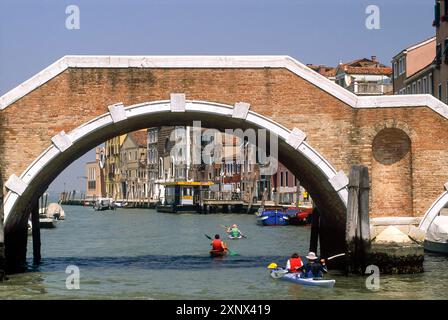 Excursion en kayak sur Rio Misericordia dans le quartier de Cannaregio, Venise, site du patrimoine mondial de l'UNESCO, région de Vénétie, Italie, Europe Banque D'Images