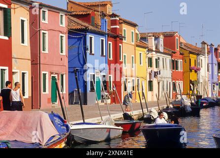 Maisons colorées peintes le long d'un canal dans l'île de Burano, Venise, site du patrimoine mondial de l'UNESCO, région de Vénétie, Italie, Europe Banque D'Images