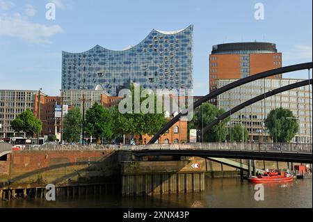 Elbphilharmonie, une salle de concert construite au sommet d'un ancien entrepôt, par le cabinet d'architecture suisse Herzog et de Meuron, vue depuis le pont Niederbaumbrucke, quartier HafenCity, Hambourg, Allemagne Banque D'Images