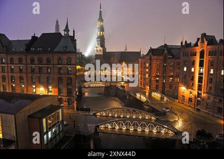 Vue aérienne du canal Kleines Fleet dans la Speicherstadt avec l'église Catherine en arrière-plan, quartier HafenCity, Hambourg, Allemagne Banque D'Images