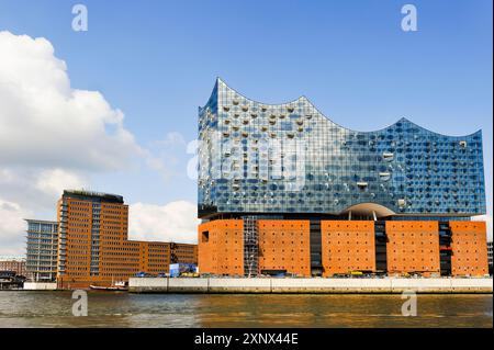 Elbphilharmonie, une salle de concert construite au sommet d'un ancien entrepôt, par le cabinet d'architecture suisse Herzog et de Meuron, vue d'un ferry sur l'Elbe, quartier HafenCity, Hambourg, Allemagne Banque D'Images