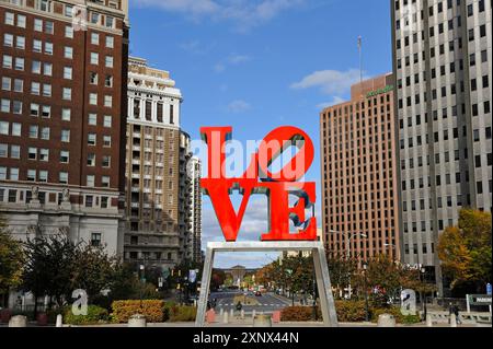 Sculpture d'amour par l'artiste Pop Art américain Robert Indiana à JFK Plaza, Philadelphie, Commonwealth de Pennsylvanie, États-Unis d'Amérique Banque D'Images