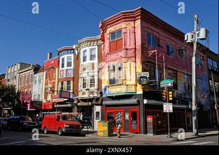 Maisons colorées dans South Street à l'intersection avec 3rd Street, Philadelphia, Commonwealth of Pennsylvania, États-Unis d'Amérique Banque D'Images