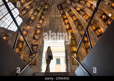 Entrée de Bunk'art 2 exposant des photos de condamnés par le régime communiste entre 1912 et 1991, rue Abdi Toptani dans le centre-ville de Tirana, Albanie Banque D'Images