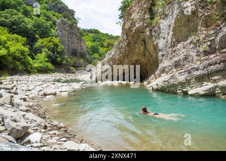 Baignade dans la rivière Vjosa (Vjose), Langarice Canyon, Albanie, Europe Banque D'Images