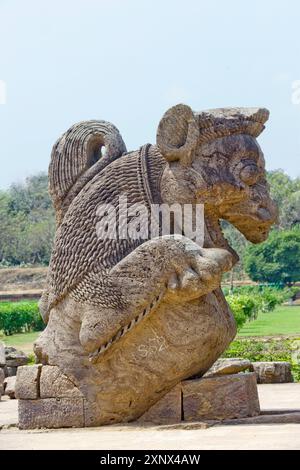 Statue en pierre d'une créature mythique parmi les ruines dans le parc du Temple du Soleil du milieu du XIIIe siècle, UNESCO, Konarak, Puri District, Odisha, Inde Banque D'Images