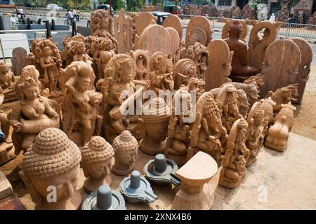 Statues de divinités hindoues sur la vue devant un magasin de commerçant en bord de route à Bhubaneswar, Odisha, Inde, Asie Banque D'Images