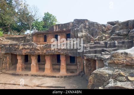 Cellules de moines coupées dans la roche à flanc de colline parmi les grottes d'Udayagiri et de Khandagiri, retraites religieuses pour les dévots de Jaïn, Bhubaneswar, Odisha, Inde Banque D'Images