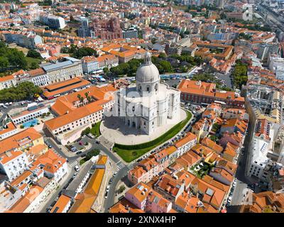 Vue aérienne d'une ville avec un grand bâtiment en forme de dôme dans le centre et des toits rouges, des bâtiments, un pont et des arbres verts, vue aérienne, Igreja de Santa Banque D'Images