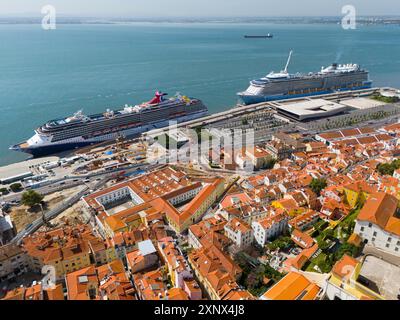 Port avec bateaux de croisière à côté d'une ville aux toits rouges sur la côte de la mer, vue aérienne, bateaux de croisière, Lisbonne, Lisboa, Portugal Banque D'Images