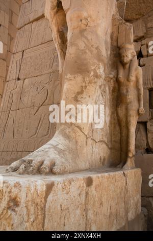 Statue de la reine Nefetari, complexe du temple de Karnak, site du patrimoine mondial de l'UNESCO, Louxor, Egypte, Afrique du Nord, Afrique Banque D'Images