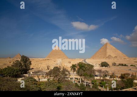Aperçu des pyramides et du Sphinx, complexe pyramidal de Gizeh, site du patrimoine mondial de l'UNESCO, Gizeh, Egypte, Afrique du Nord, Afrique Banque D'Images