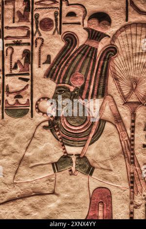 Image de Dieu Osiris, peintures et secours, Tombeau de Néfertari, QV66, Vallée des Reines, Thèbes antiques, site du patrimoine mondial de l'UNESCO, Louxor, Égypte Banque D'Images