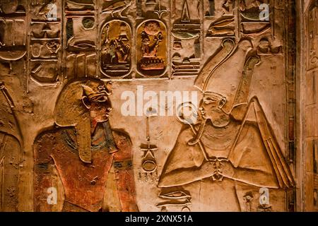 Pharaon Seti I à gauche et Dieu Osiris à droite, Bas relief, Tombeau de Seti I, KV17, Vallée des Rois, Thèbes antiques, UNESCO, Louxor, Egypte Banque D'Images