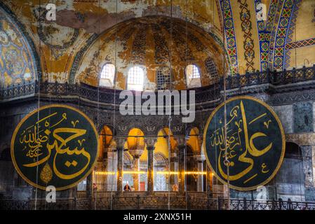 Ronds de calibrage nommant Hasan, petit-fils de Mohammed à gauche et Calife Alion à droite, Grande Mosquée Sainte-Sophie, Istanbul, Turquie Banque D'Images