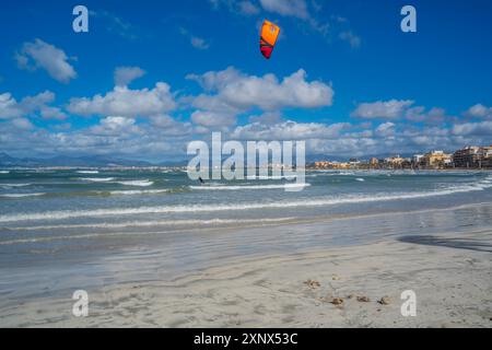 Vue de la voile à Playa de Palma et Palma et collines en arrière-plan de S'Arenal, S'Arenal, Palma, Majorque, Îles Baléares, Espagne Banque D'Images