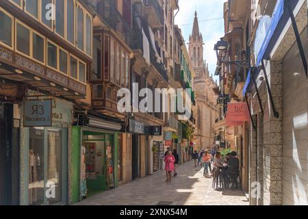 Vue de cafés, boutiques et acheteurs dans une rue étroite, Palma de Majorque, Majorque, Îles Baléares, Espagne, Méditerranée, Europe Banque D'Images