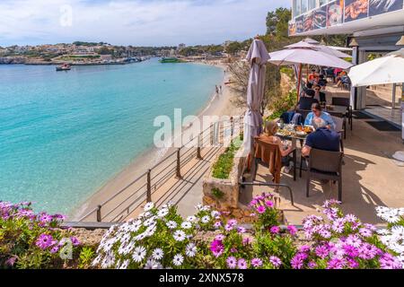 Vue de la plage de Platja de Portocristo depuis le restaurant du Parc de Portocristo, Porto Cristo, Majorque, Îles Baléares, Espagne, Méditerranée, Europe Banque D'Images