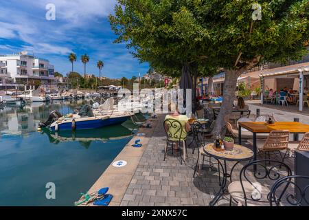 Vue des restaurants et des bateaux à Port Manacor, Porto Cristo, Majorque, Îles Baléares, Espagne, Méditerranée, Europe Banque D'Images