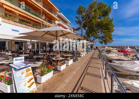 Vue des restaurants dans le port de Cala Rajada, Majorque, Îles Baléares, Espagne, Méditerranée, Europe Banque D'Images