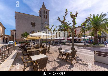 Vue du café et de l'église à Placa Mayor dans la ville perchée de Campanet, Majorque, Îles Baléares, Espagne, Méditerranée, Europe Banque D'Images