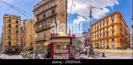 Vue des commerces et de l'architecture sur Corso Umberto I, Naples, Campanie, Italie, Europe Banque D'Images