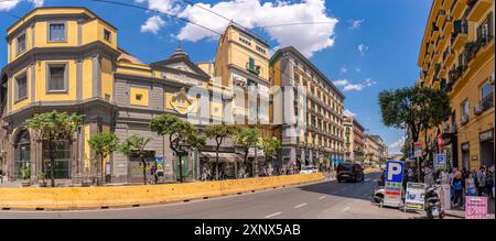 Vue de la circulation et de l'architecture sur Corso Umberto I, Naples, Campanie, Italie, Europe Banque D'Images