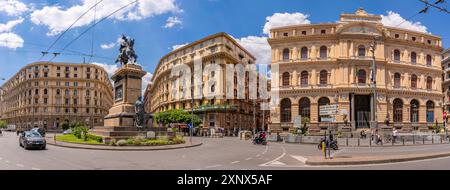 Vue de l'architecture et du monument Vittorio Emanuele II sur la Piazza Bovio, Corso Umberto I, Naples, Campanie, Italie, Europe Banque D'Images