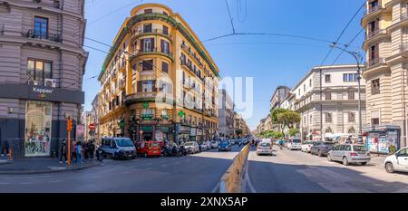 Vue de la circulation et de l'architecture sur Corso Umberto I, Naples, Campanie, Italie, Europe Banque D'Images