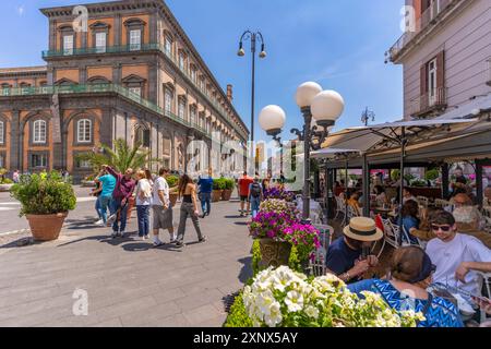 Vue de café restaurant à Piazza Trieste, Naples, Campanie, Italie, Europe Banque D'Images