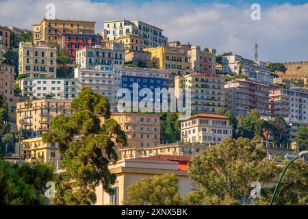 Vue de villas aux couleurs pastel près du château de Sant'Elmo depuis Rotonda Diaz, Naples, Campanie, Italie, Europe Banque D'Images