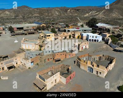 Gros plan d'une ville abandonnée du Far West avec divers bâtiments dans le désert, vue aérienne, Fort Bravo, ville occidentale, désert, Desierto de Tabernas Banque D'Images