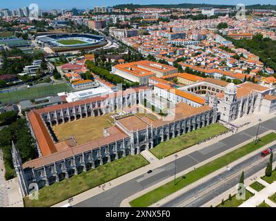 Vue aérienne d'un grand monastère dans un paysage urbain avec des espaces verts et des structures urbaines en arrière-plan, vue aérienne, monastère de Jérôme Banque D'Images