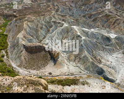 Rochers accidentés et vallées dans un paysage sec et chaud, vue aérienne, désert de Tabernas, Desierto de Tabernas, Tabernas, Almeria, Andalousie, Espagne Banque D'Images