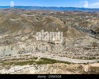 Large vallée dans le paysage de montagne sec avec végétation clairsemée, vue aérienne, désert de Tabernas, Desierto de Tabernas, Tabernas, Almeria, Andalousie, Espagne Banque D'Images