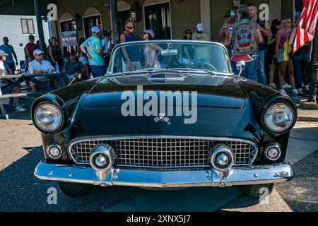 Gulfport, Mississippi - 01 octobre 2023 : vue avant en perspective d'une Ford Thunderbird Cabriolet 1955 lors d'un salon automobile local. Banque D'Images