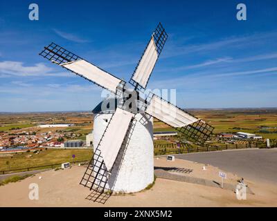 Gros plan d'un moulin à vent blanc avec ailes noires et ciel bleu en arrière-plan, vue aérienne, Consuegra, Tolède, Castille-la Manche, Espagne Banque D'Images