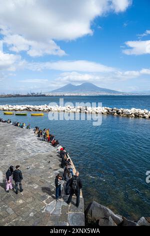 Jetée dans le centre historique de Naples Napoli, site du patrimoine mondial de l'UNESCO, avec le Vésuve en arrière-plan, Campanie, Italie, Europe Copyright Banque D'Images